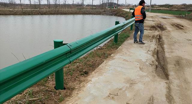 1584328250708939.jpg 公路波形防撞草莓视频污在线看免费为什么大多都使用防阻块式连接呢.jpg