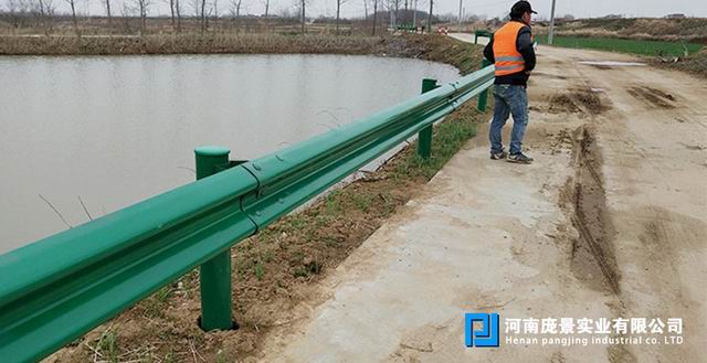 波形草莓视频污在线看免费圆立柱.jpg