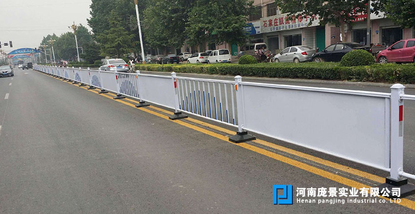 道路中央隔离草莓视频污在线看免费.jpg