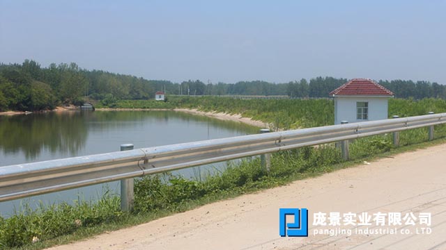 乡村公路钢草莓视频污在线看免费.jpg