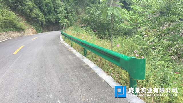 乡村公路波形草莓视频污在线看免费.jpg