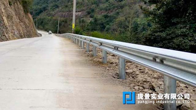 乡村道路草莓视频污在线看免费.jpg