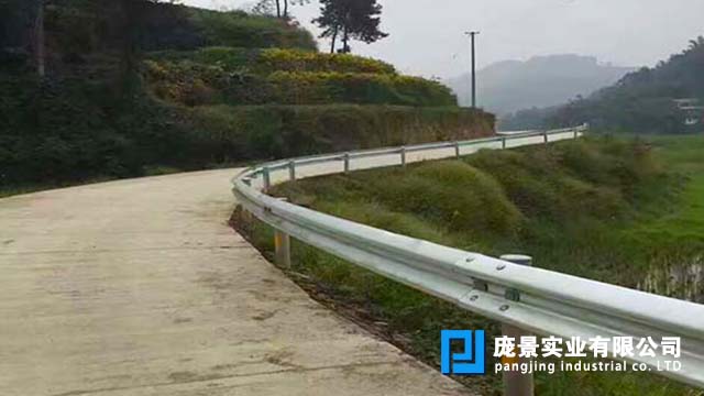 钢草莓视频污在线看免费.jpg