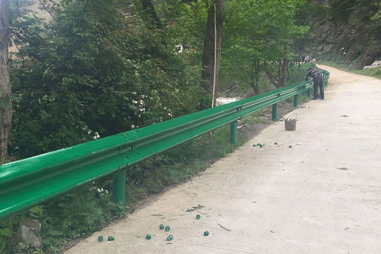 道路波形草莓视频污在线看免费.jpg
