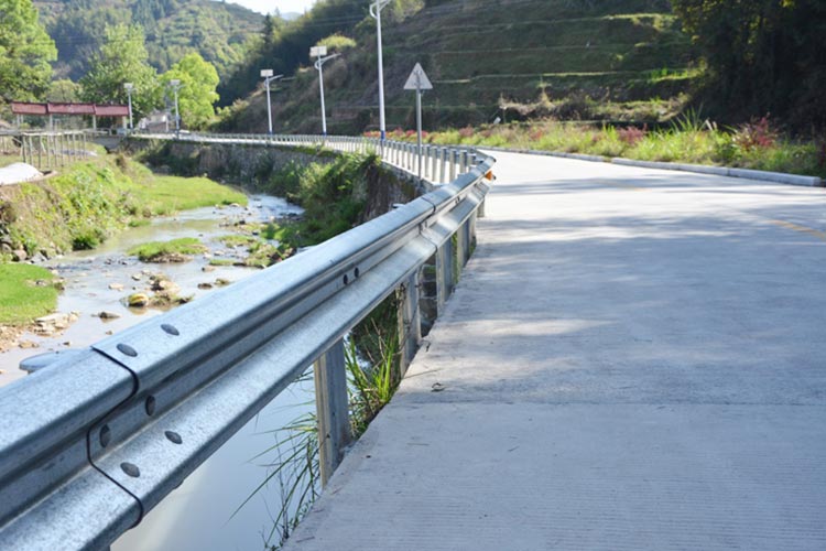 乡村公路波形草莓视频污在线看免费.jpg