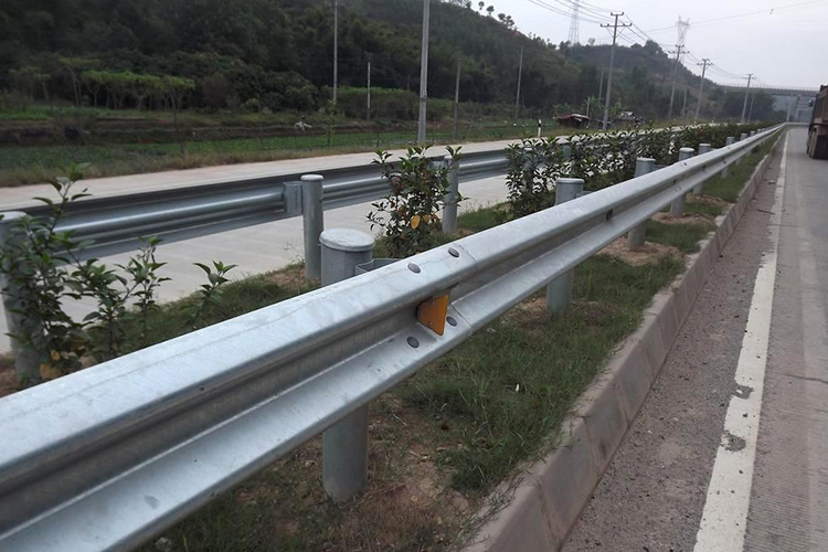 波形梁刚草莓视频污在线看免费