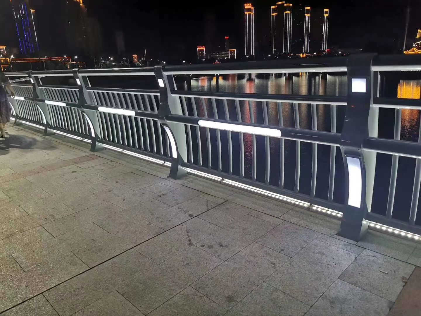 河道草莓视频污在线看免费